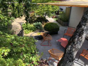 Plantation zen sur talus aménagé